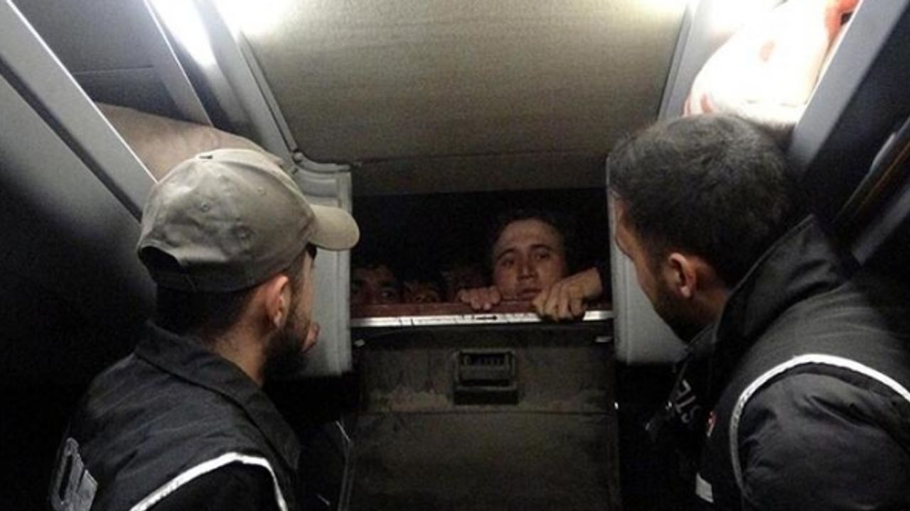 47 kaçak göçmen 2 otobüsün gizli bölümlerinde yakalandı