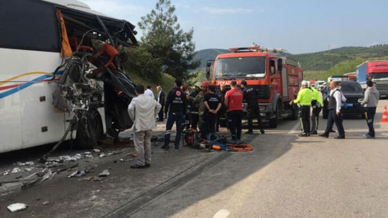 Bursa'da kamyon, yolcu otobüsüne çarptı: Yaralılar var!