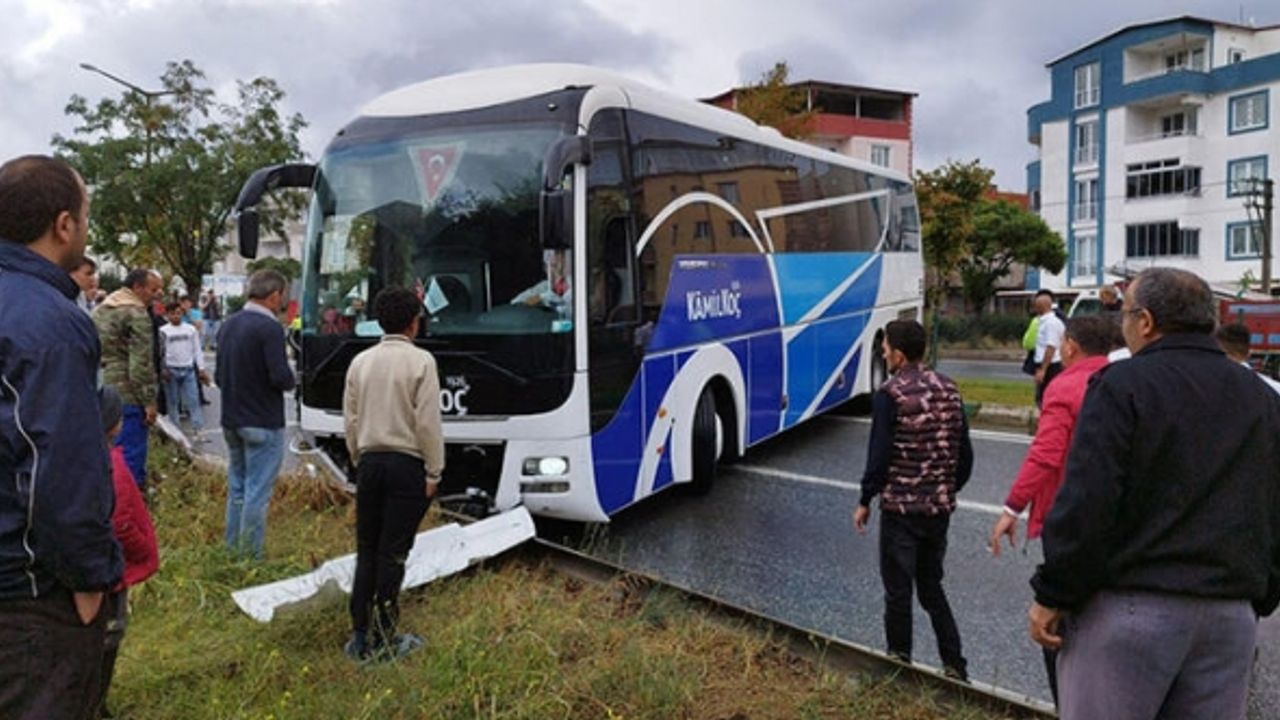 Bursa'da yolcu otobüsü bariyerlere çarptı