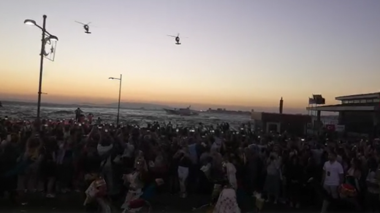 İzmir’de görkemli kutlama! Helikopterlerden zeybek