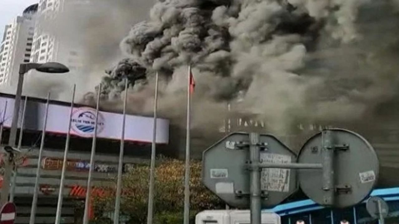 İstanbul Levent'te AVM yangını