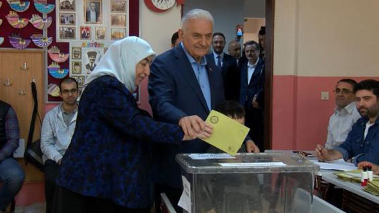 Binali Yıldırım'dan kabinden geç çıkan eşine "karar veremedin mi" esprisi