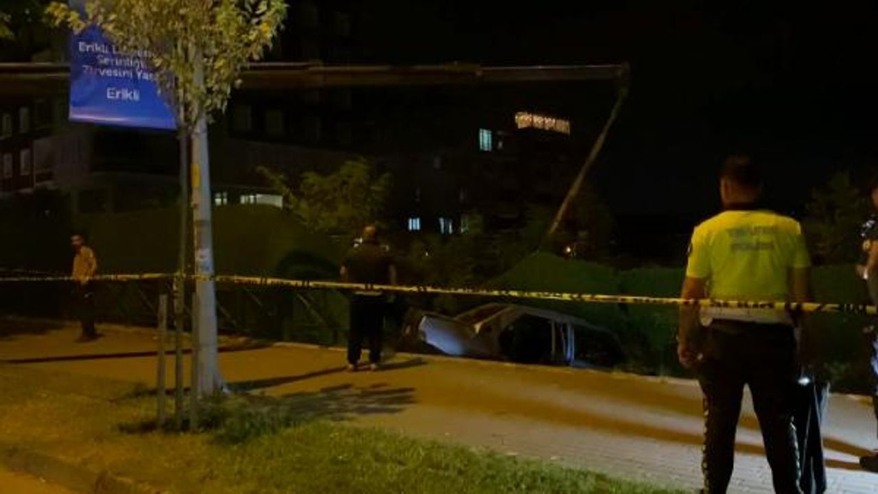 Bursa'da demir korkulukları parçalayan otomobil inşaat alanına düştü: 1 ölü, 2 yaralı