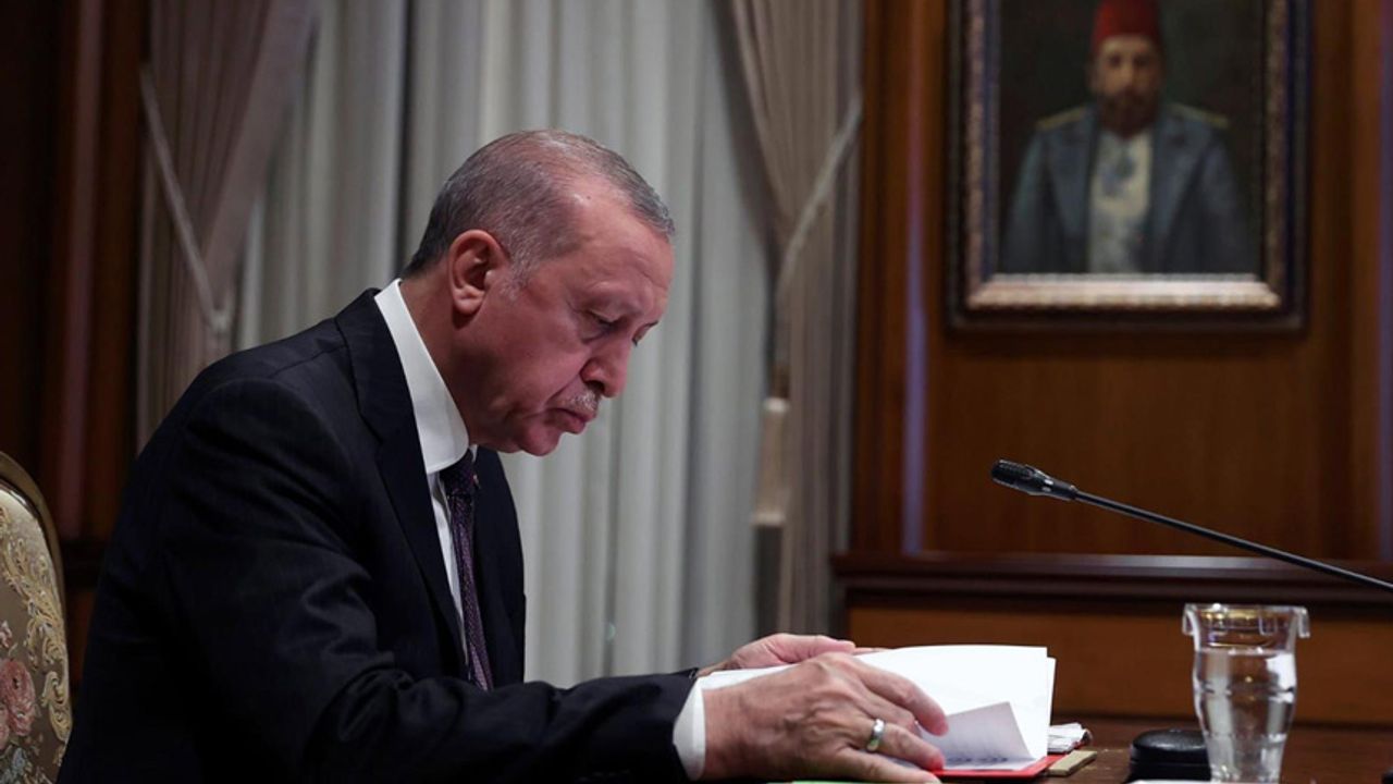 Erdoğan’ın imzasıyla Resmi Gazete’de yayımlandı… Gece yarısı yüzlerce atama kararı!