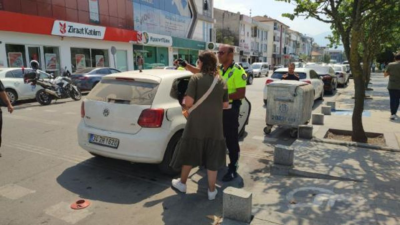 Düzce'de 'pes' dedirten olay! Sorumsuz annenin araçta bıraktığı çocukları polis kurtardı: Hiç mi haber izlemiyorsunuz?