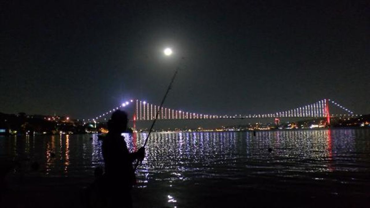 İstanbul'da 'Mavi Ay' en parlak konumuna ulaştı; vatandaşlar o anı görüntüledi