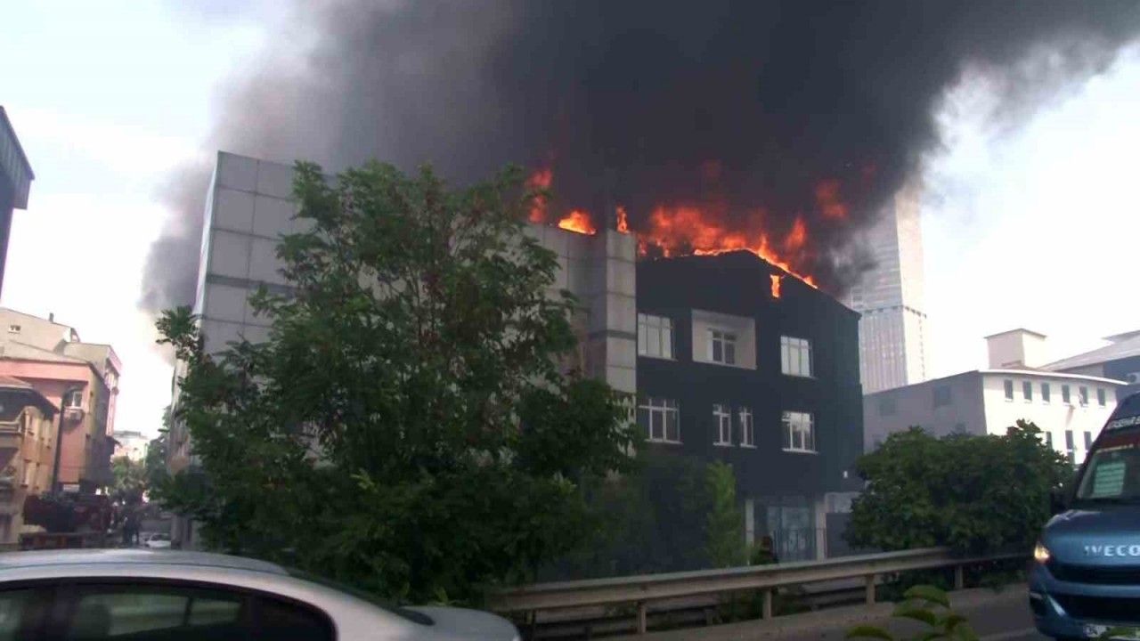 Ataşehir’de spor salonunda başlayan yangın 3 binaya sıçradı