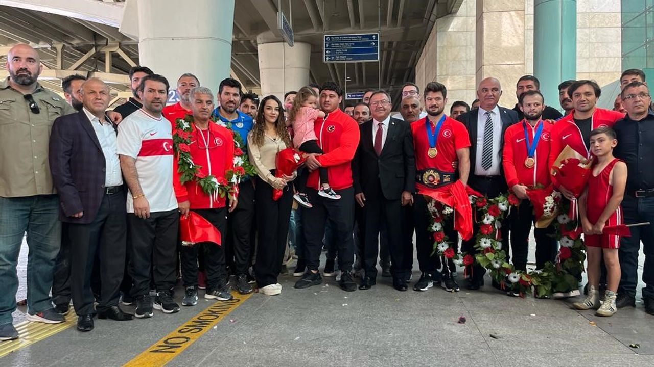 Dünya Şampiyonası’nda Türkiye’ye madalyalar ile dönen grekoromen güreşçilere başkentte coşkulu karşılama