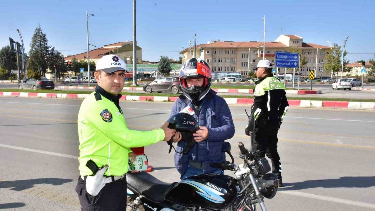 Malatya’da motosiklet sürücülerine ücretsiz kask dağıtıldı