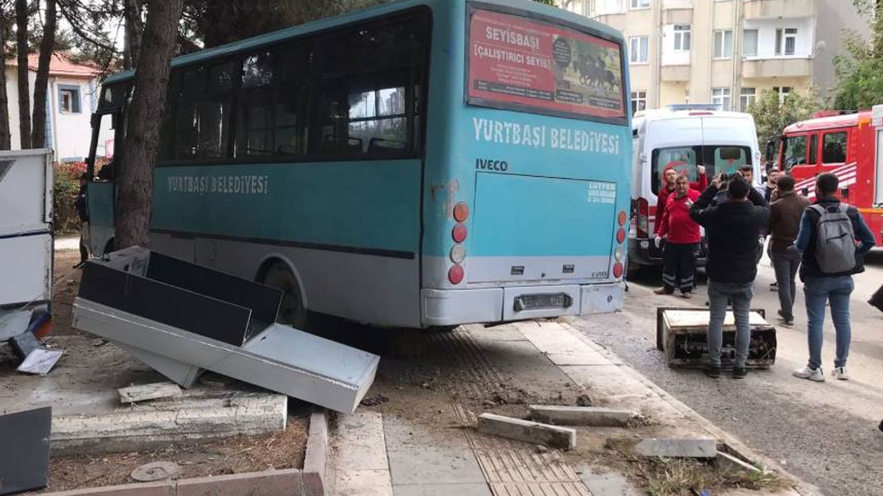 Elazığ'da öğrenci servisi parka daldı: 1'i ağır 27 yaralı