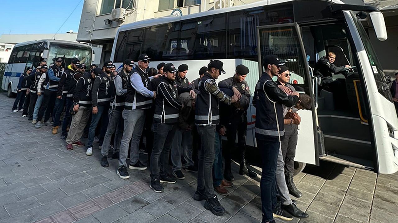 İzmir’de FETÖ’ye kıskaç operasyonu: 28 gözaltı