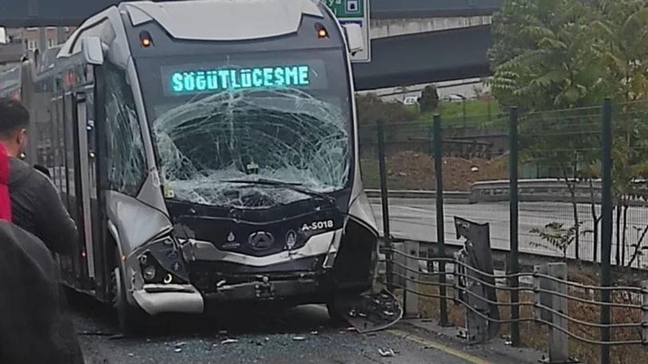 Kadıköy'de korkutan metrobüs kazası: 3 yolcu yaralandı