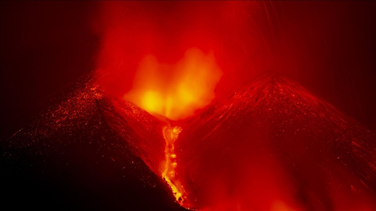 Yeniden faaliyete geçen Etna Yanardağı nerede?