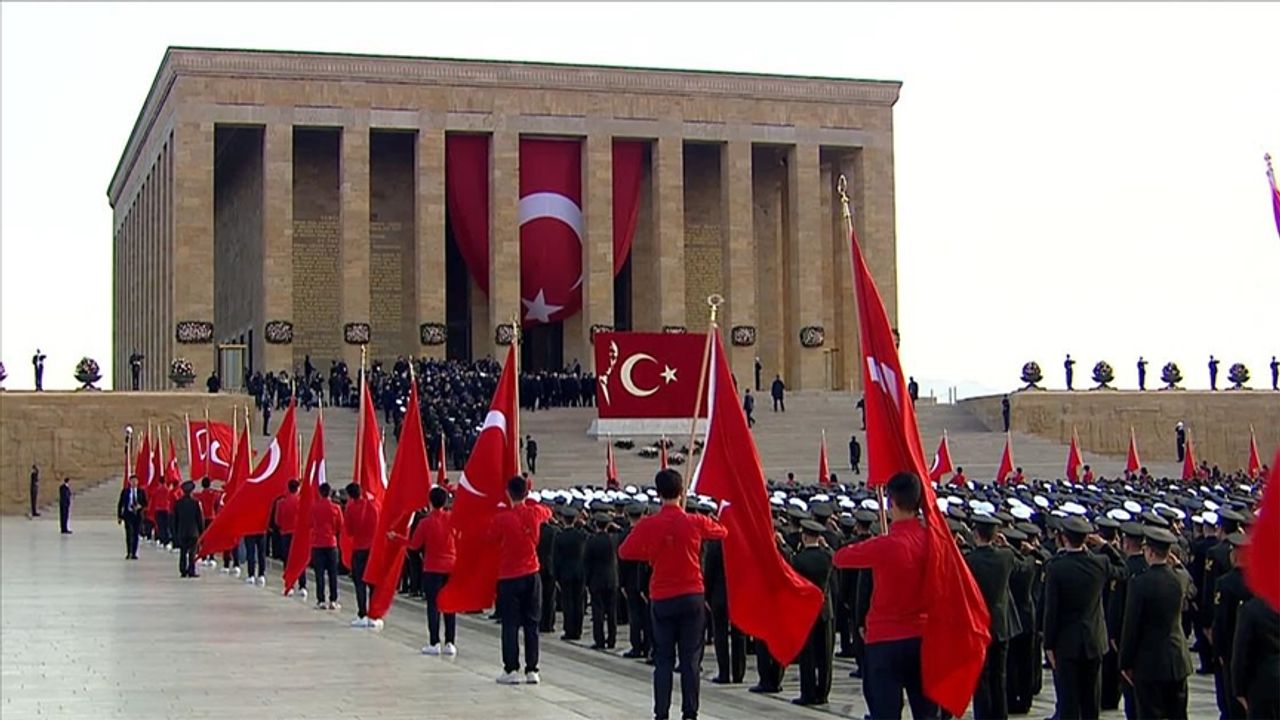 Atatürk, Anıtkabir'de devlet töreni ile anıldı