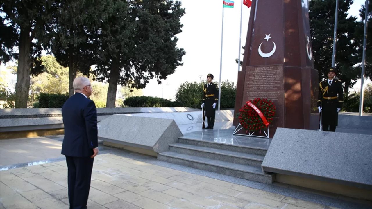 Milli Savunma Bakanı Güler Bakü'de! Türk şehitliğine ziyaret