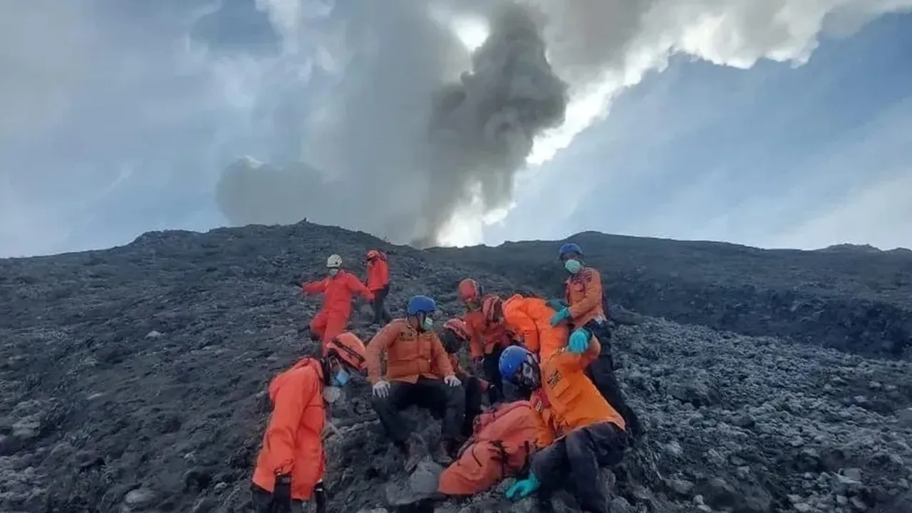 Endonezya Marapi Yanardağı patlamasında 23 dağcı öldü