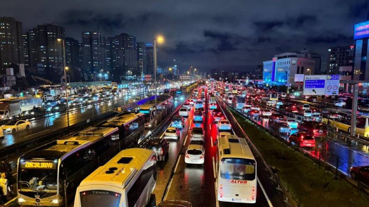 İstanbul'da akşam trafiği: Yoğunluk yüzde 89 oldu