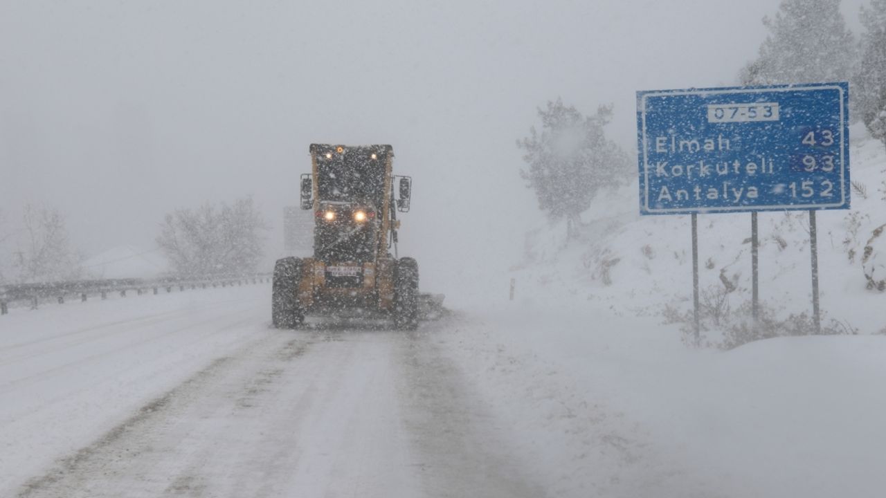 Antalya'nın Kaş ilçesinin yüksek kesimlerinde kar yağışı etkili oluyor