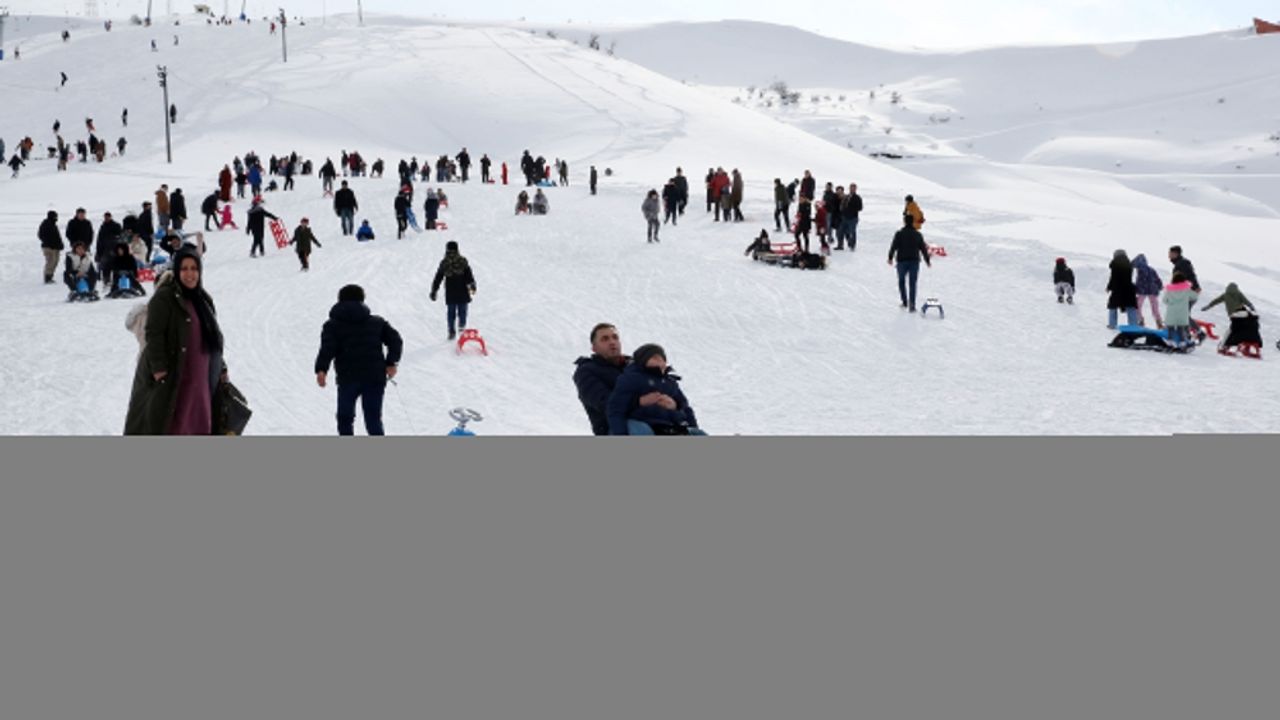 Bitlis'teki kayak merkezinde yarıyıl tatili yoğunluğu yaşanıyor