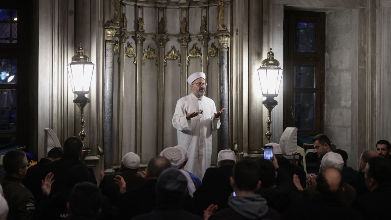 Diyanet İşleri Başkanı Erbaş, Eyüp Sultan Camisi'nde şehitler için dua etti