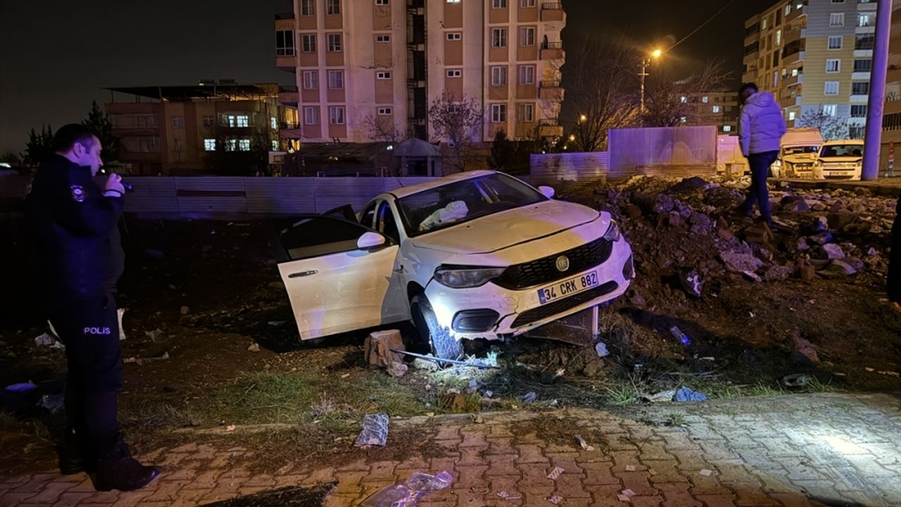 Diyarbakır'da otomobilin kaldırıma çarptığı kazada 6 kişi yaralandı