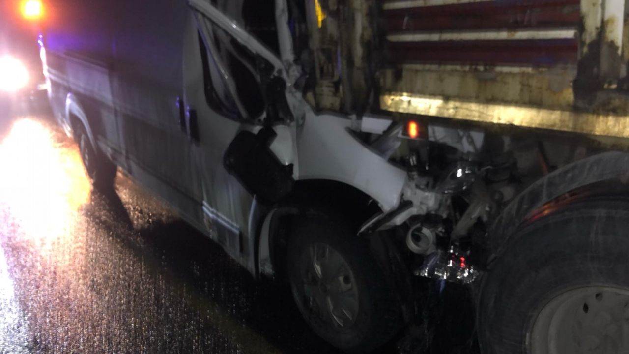 Düzce'de tıra çarpan kamyonetin sürücüsü yaralandı