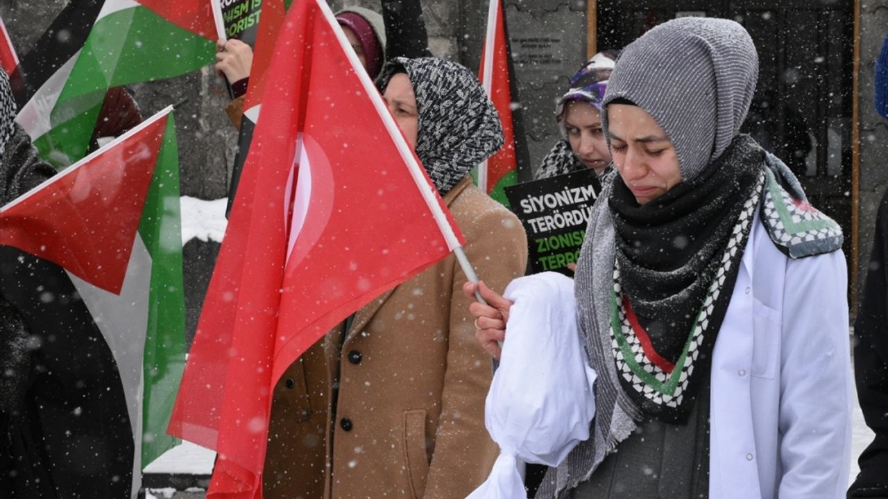 Erzurum'da sağlıkçılar kar yağışı altında Gazze için "sessiz yürüyüş" gerçekleştirdi