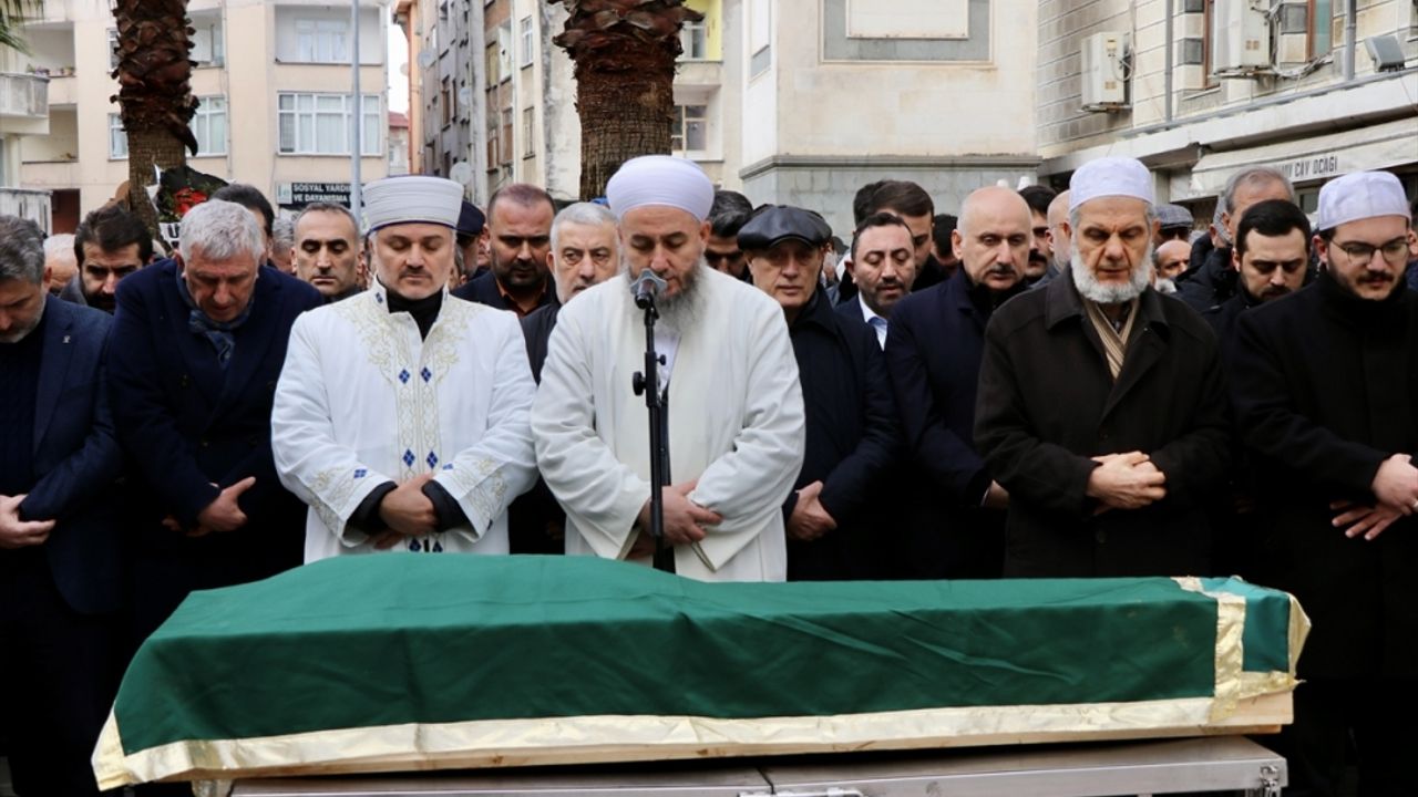 İstanbulspor Kulübü Başkanı Sarıalioğlu'nun babasının cenazesi Trabzon'da toprağa verildi