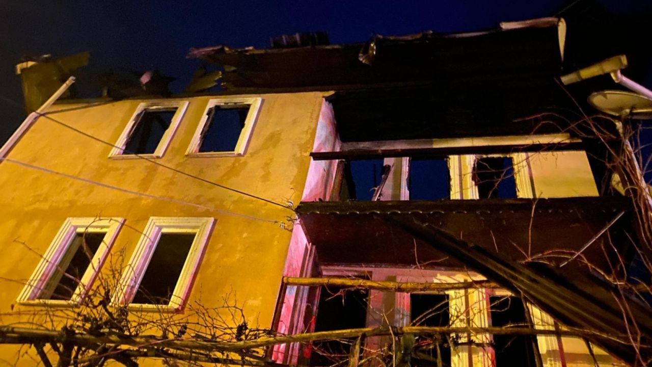 Nallıhan'da 3 katlı ahşap evde çıkan yangın söndürüldü