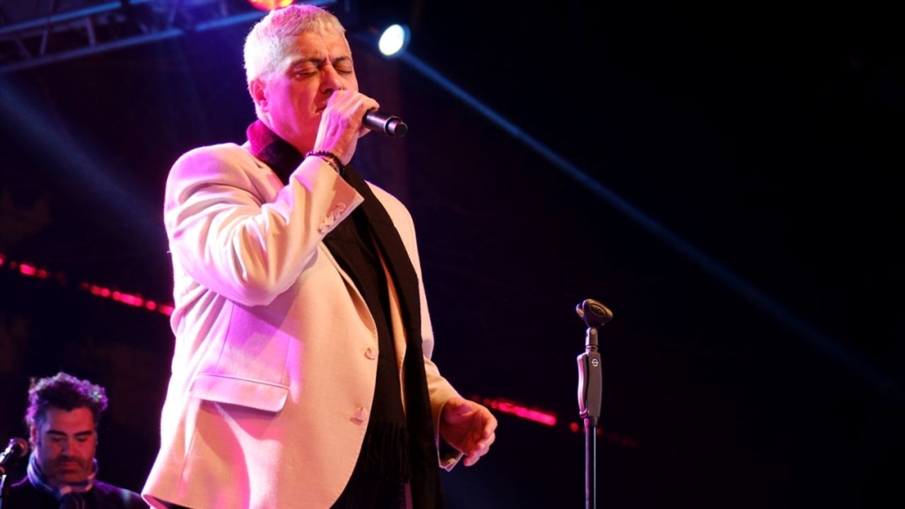 Sanatçı Cengiz Kurtoğlu, Kırklareli'nde konser verdi