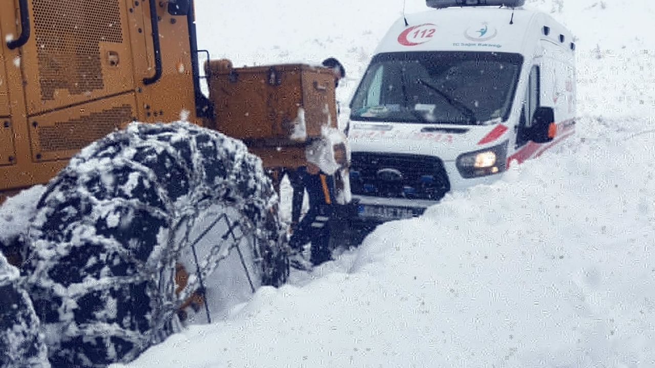 Siirt'te kar nedeniyle köyde mahsur kalan hastanın yardımına ekipler yetişti