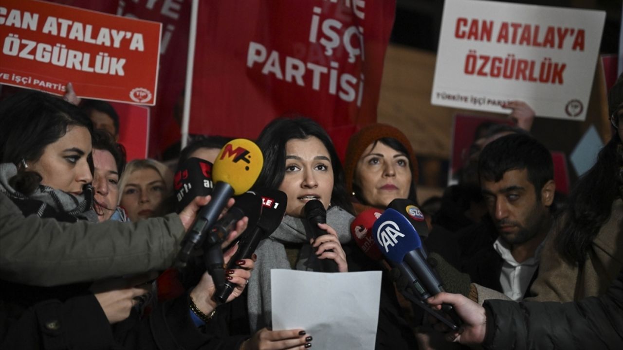 TİP üyeleri Can Atalay'ın milletvekilliğinin düşürülmesini protesto etti