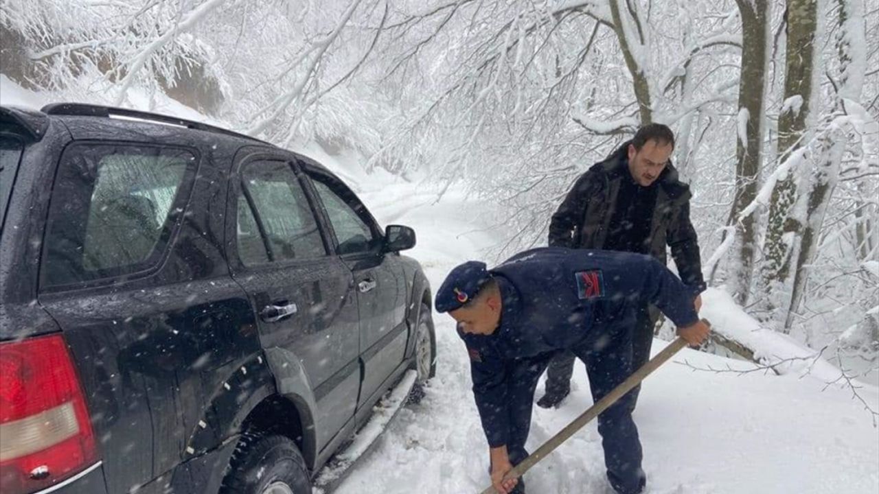 Yalova'da kar nedeniyle yayla yolunda mahsur kalan aile kurtarıldı