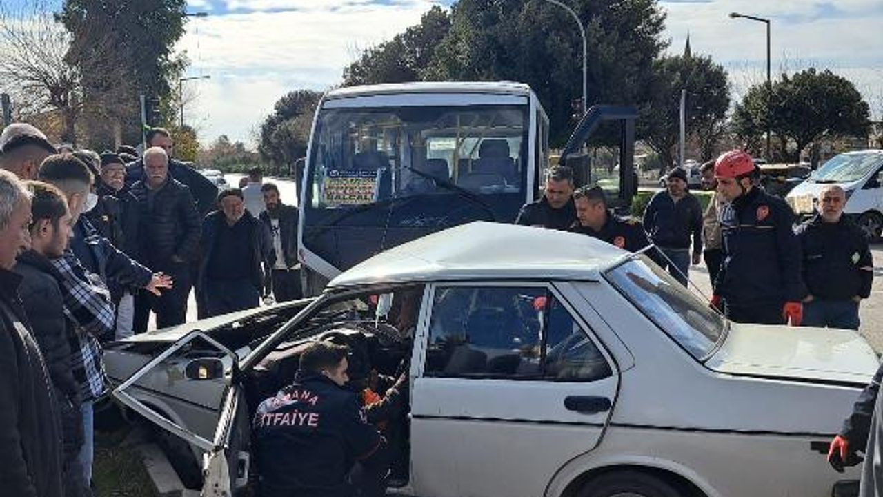 Adana'da yolcu minibüsüyle otomobil çarpıştı; 1'i ağır, 9 yaralı