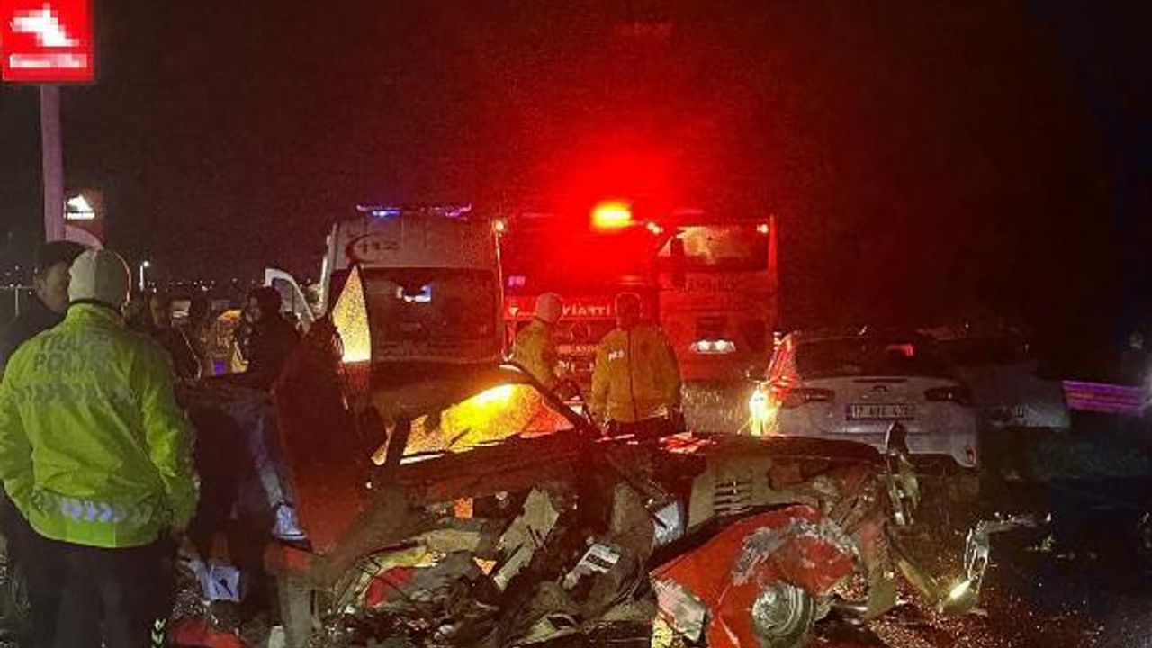 Akhisar'da zincirleme kaza: 2 ölü, 2 yaralı 