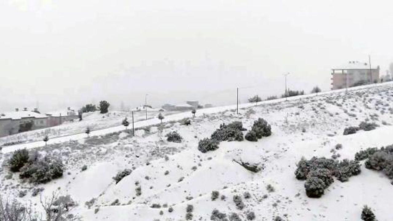 Antalya'nın yüksek kesimlerine kar yağdı