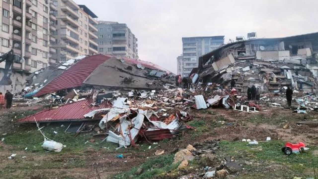 Asrın depreminde 52 kişinin hayatını kaybettiği 'Kaçak katlı' Reyyan Apartmanı’ davası başladı
