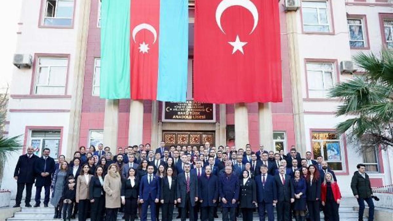 Bakan Tekin, Bakü Türk Anadolu Lisesi’ni ziyaret etti