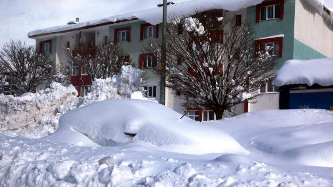Bitlis merkezde kar kalınlığı 127 santim; 110 köy yolu kapalı