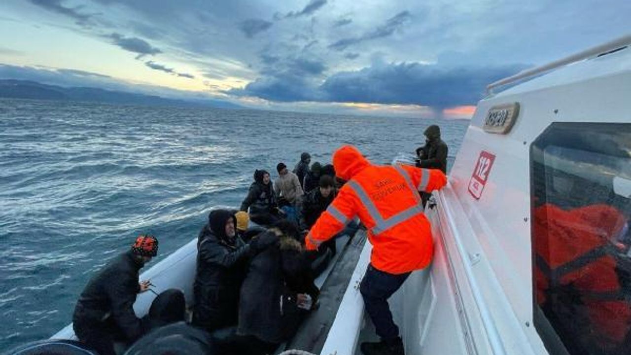 Çanakkale açıklarında Yunanistan'ın geri ittiği 37 kaçak göçmen kurtarıldı