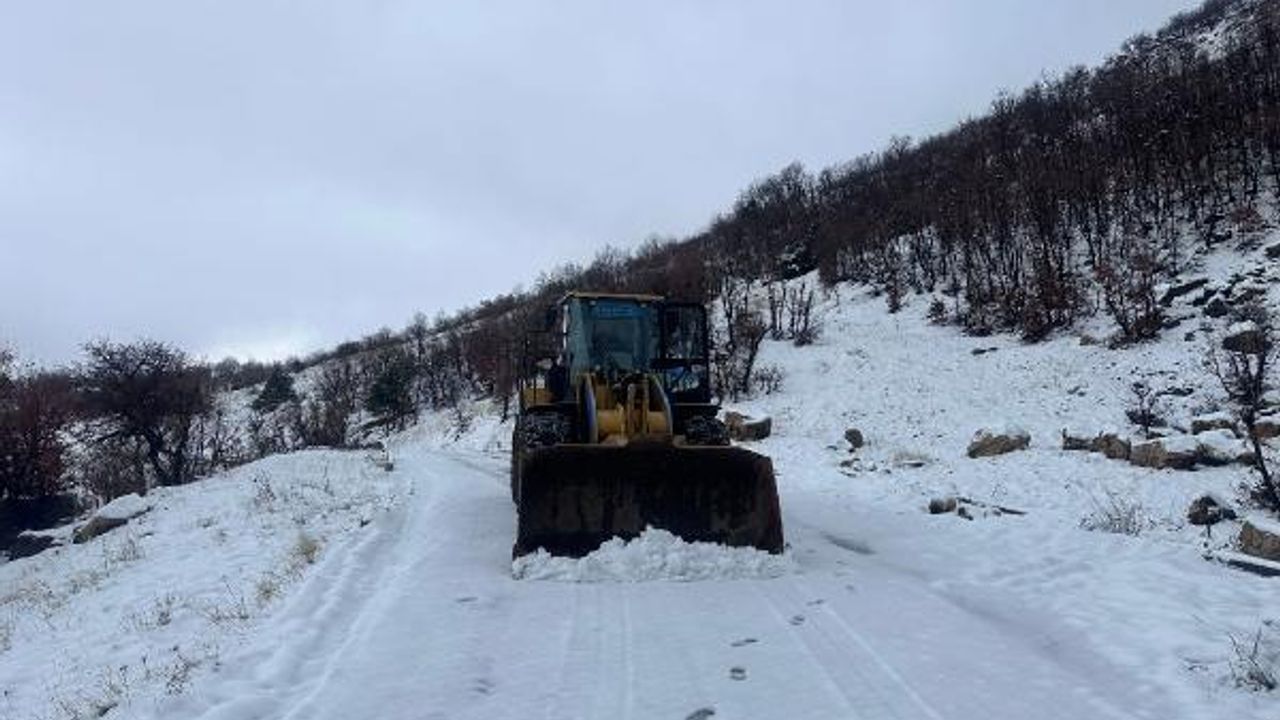 Diyarbakır'da kardan kapanan 22 mahalle yolu ulaşıma açıldı