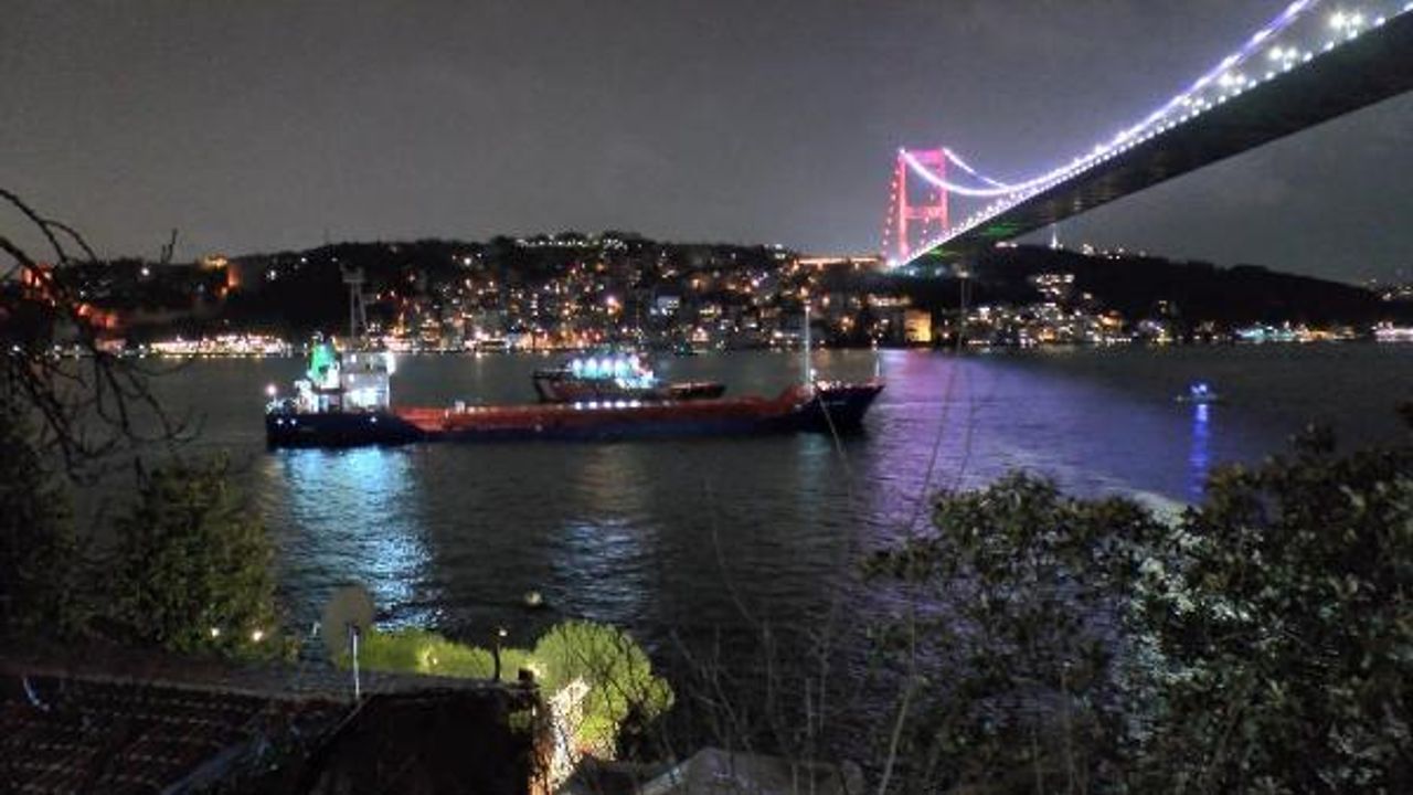 (Ek bilgi ve fotoğrafla) istanbul Boğazı'nda gemi trafiği askıya alındı
