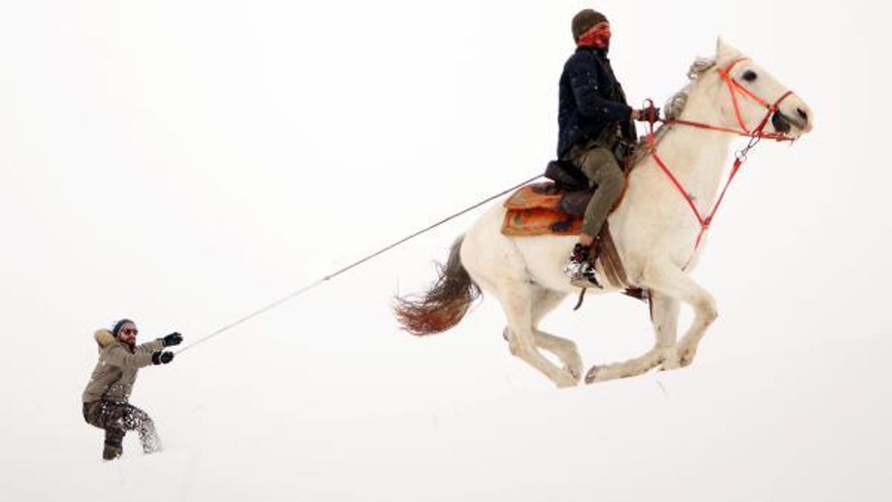 Erzurum Ovası'nda atlı kayak