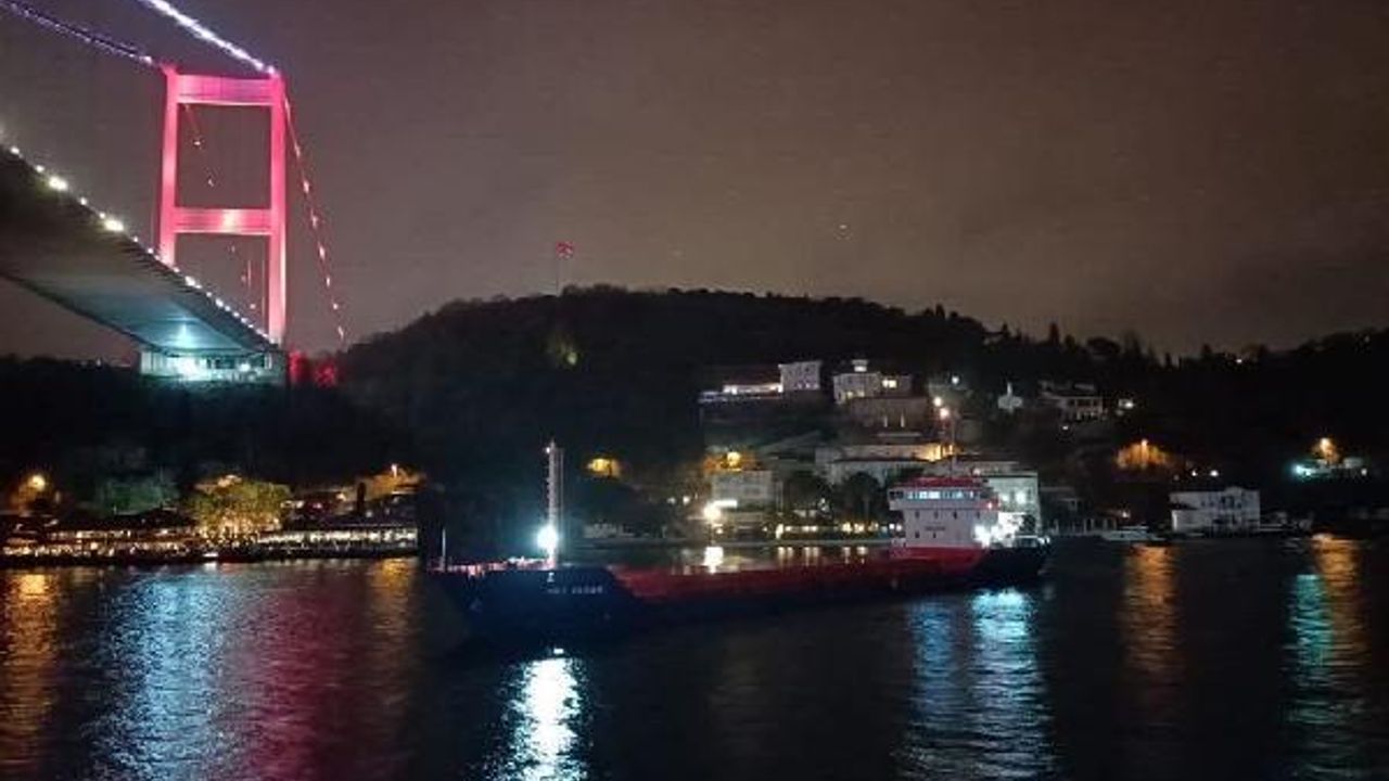 İstanbul Boğazı'nda gemi trafiği askıya alındı-1