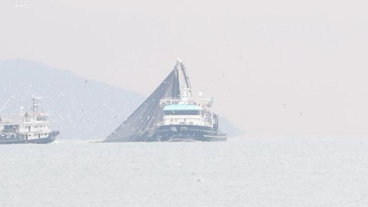 İstanbul Boğazı'nda tekneler kıyıya yaklaştı,  "24 metre" tartışması çıktı