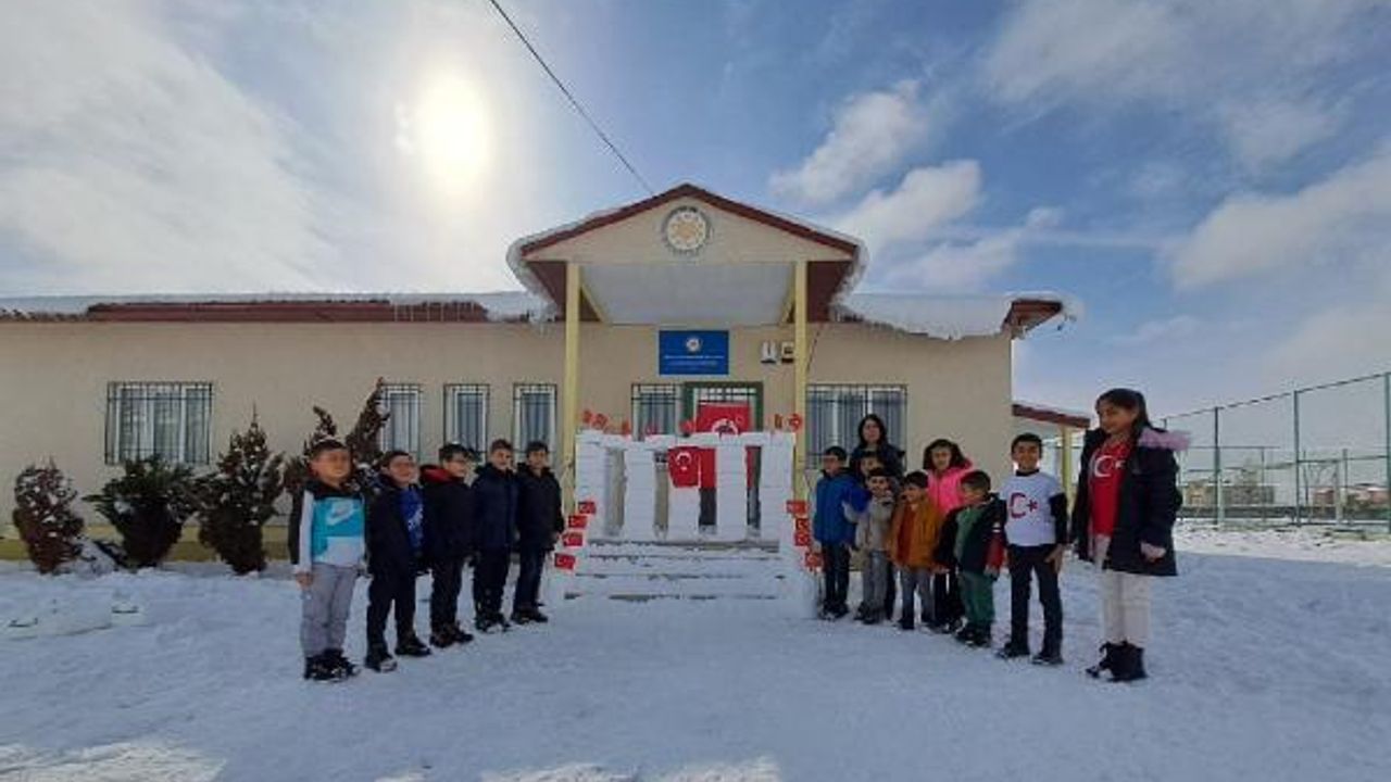 Kardan Anıtkabir yapıp, önünde İstiklal Marşı'nı okudular