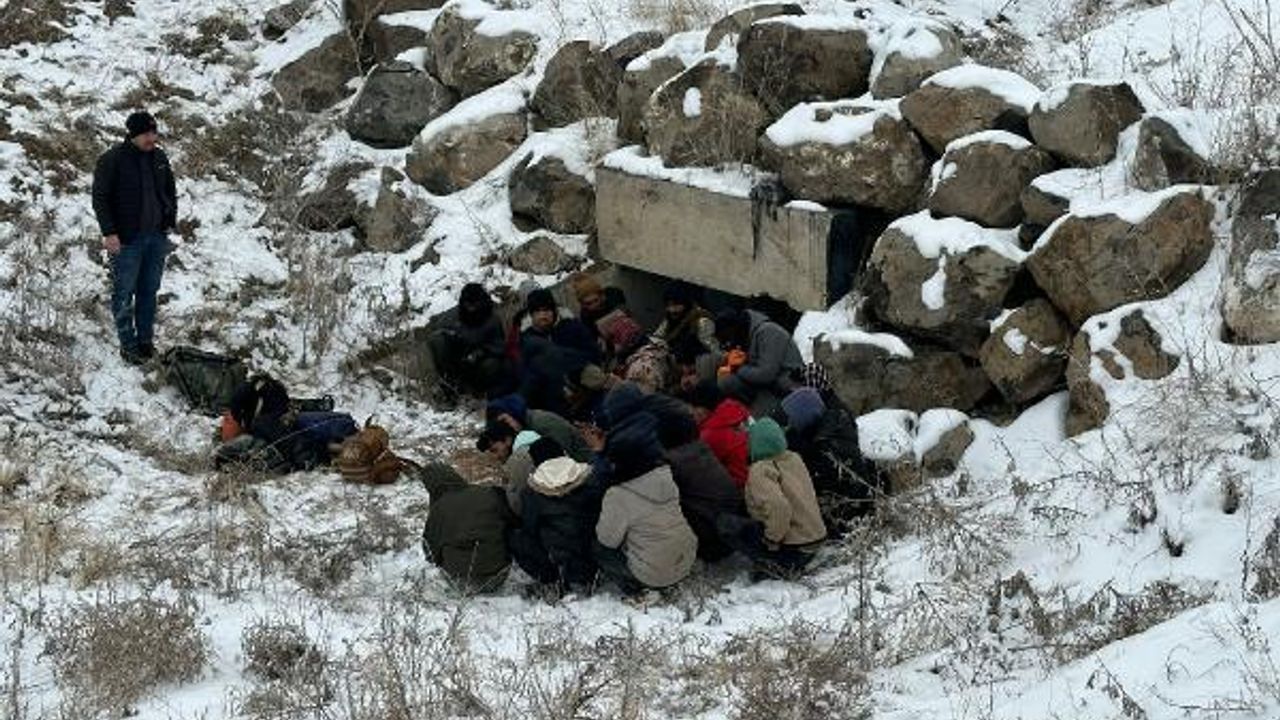 Kars'ta menfez içinde 24 düzensiz göçmen yakalandı