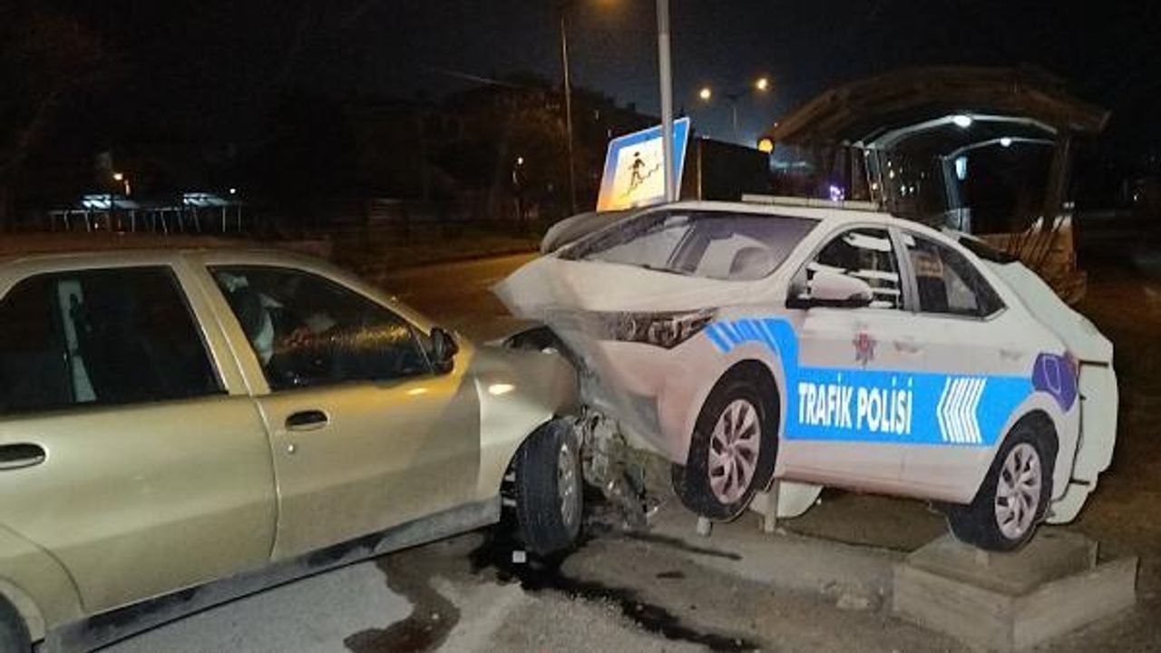 Kontrolden çıkan otomobil, yol kenarındaki maket polis aracına çarptı: 2 yaralı