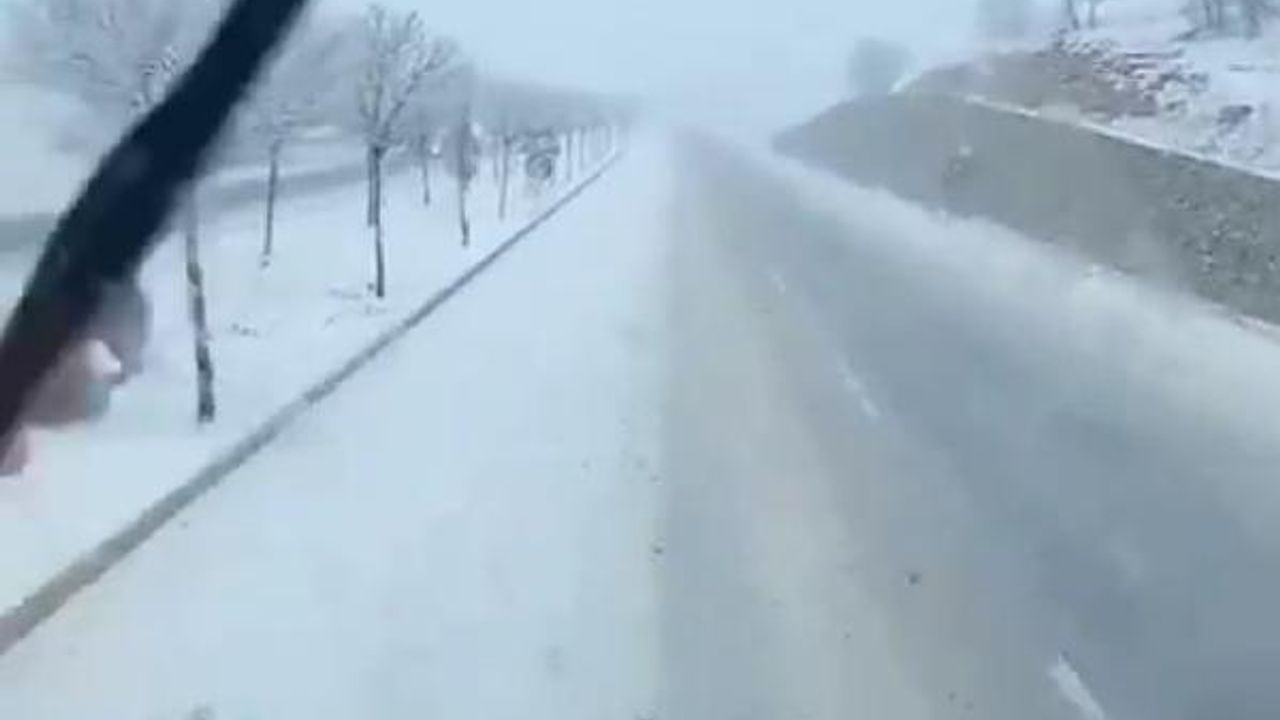 Mardin-Diyarbakır kara yolunda kar yağışı ulaşımı etkiledi