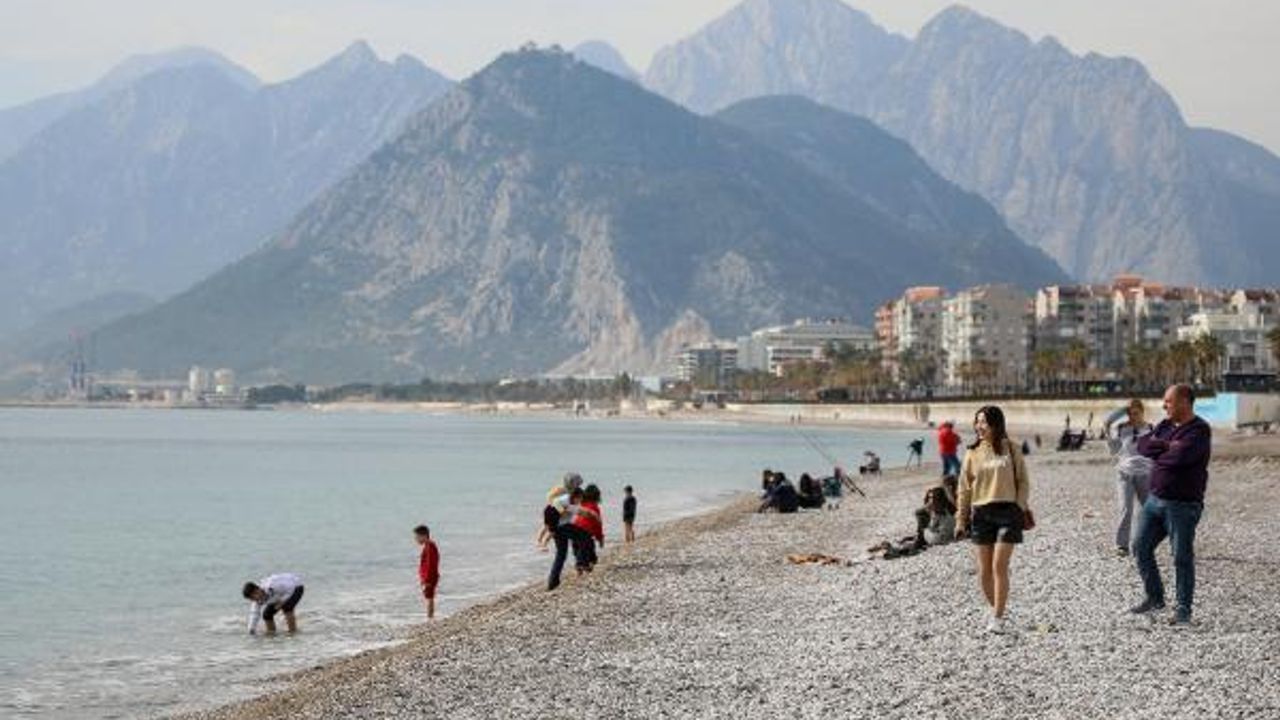 Ortalama sıcaklığın 11 derece üzerine çıkan Antalya, ülkenin en sıcak yeri oldu